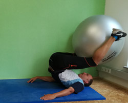 Physio Sitzball Ballheben Training